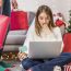 Kobieta robiąca świąteczne zakupy przez internet