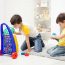 dwóch chłopców bawiących się na dywanie klockami