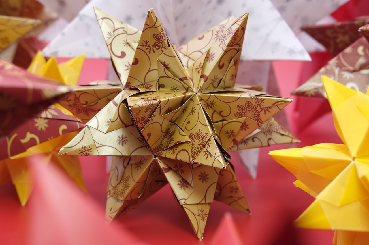 Ozdoby świąteczne DIY. Papierowe gwiazdy