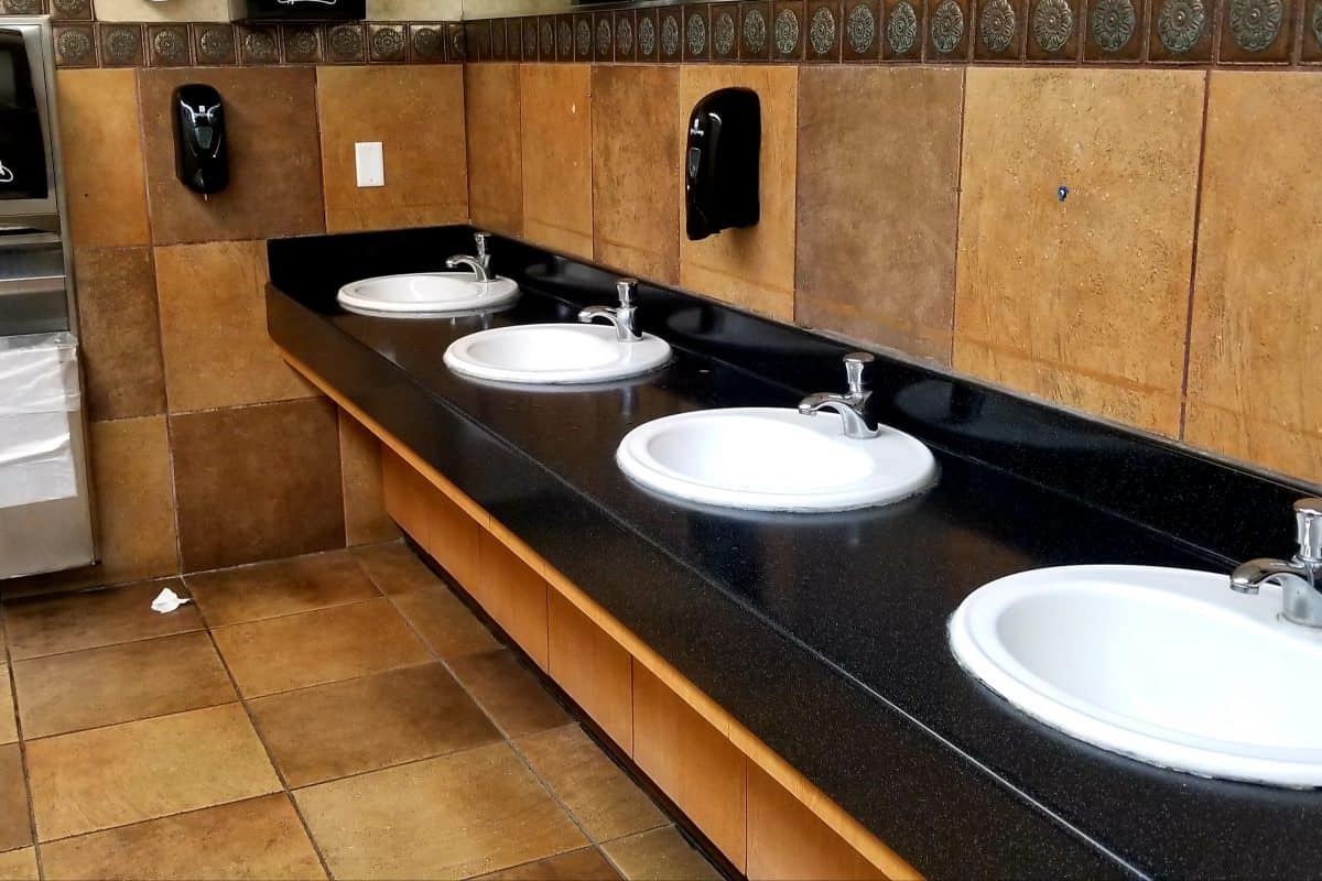 Jak zadbać o łazienki w miejscu publicznym?