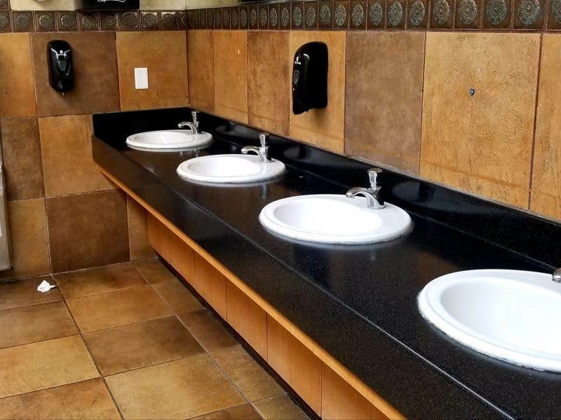 Jak zadbać o łazienki w miejscu publicznym?