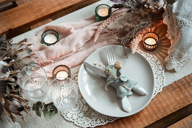 Jak wybrać atrakcyjne dodatki do dekoracji stołu na eleganckie przyjęcie?