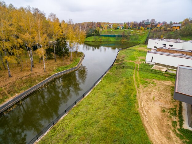 Jakie korzyści przynosi przydomowa oczyszczalnia ścieków dla większych gospodarstw domowych?