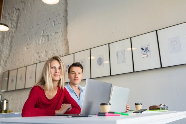 Jak nowoczesne rozwiązania biurowe wspierają rozwój małych firm?